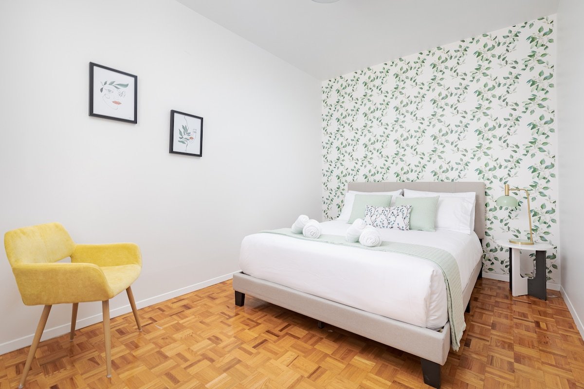 Charming 4 Bed Home + 2Parking gallery image 4