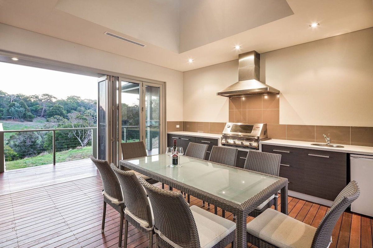 Valley Views—Elevated Hilltop Escape near Beaches gallery image 3