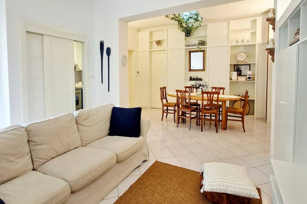 Kika – central spacious and quiet with terrace gallery image 3