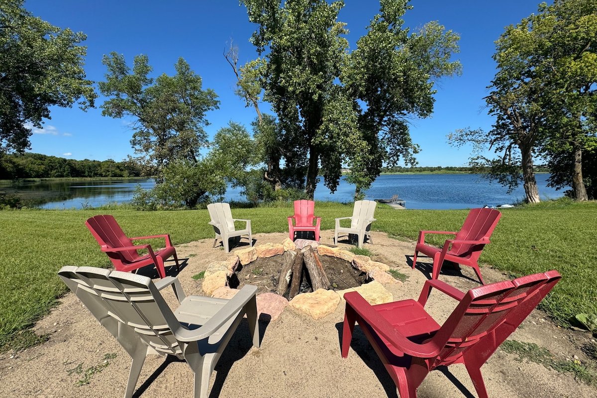 Cozy Lakefront! FirePit, Fireplace, Trails, Games gallery image 3