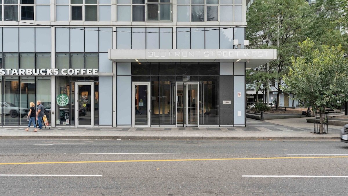 2 Bedroom 2Bath CN-Tower/Parking gallery image 4