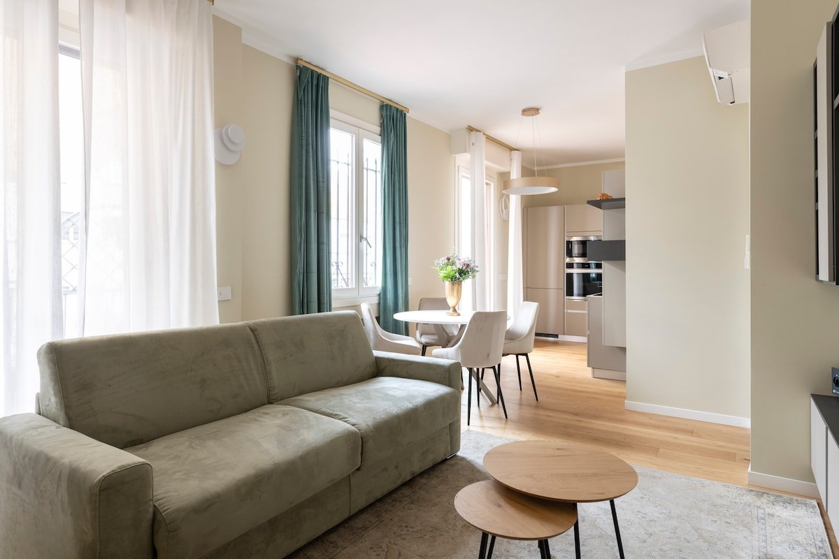 2 Bedroom Apartment with Terrace -Duomo – 6 Guests gallery image 3