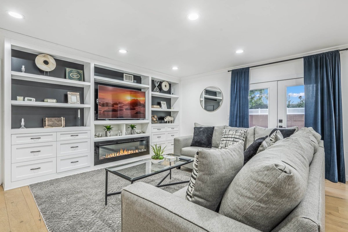 132 Stunning Spacious Entire home pool/spa/EV Plug gallery image 3