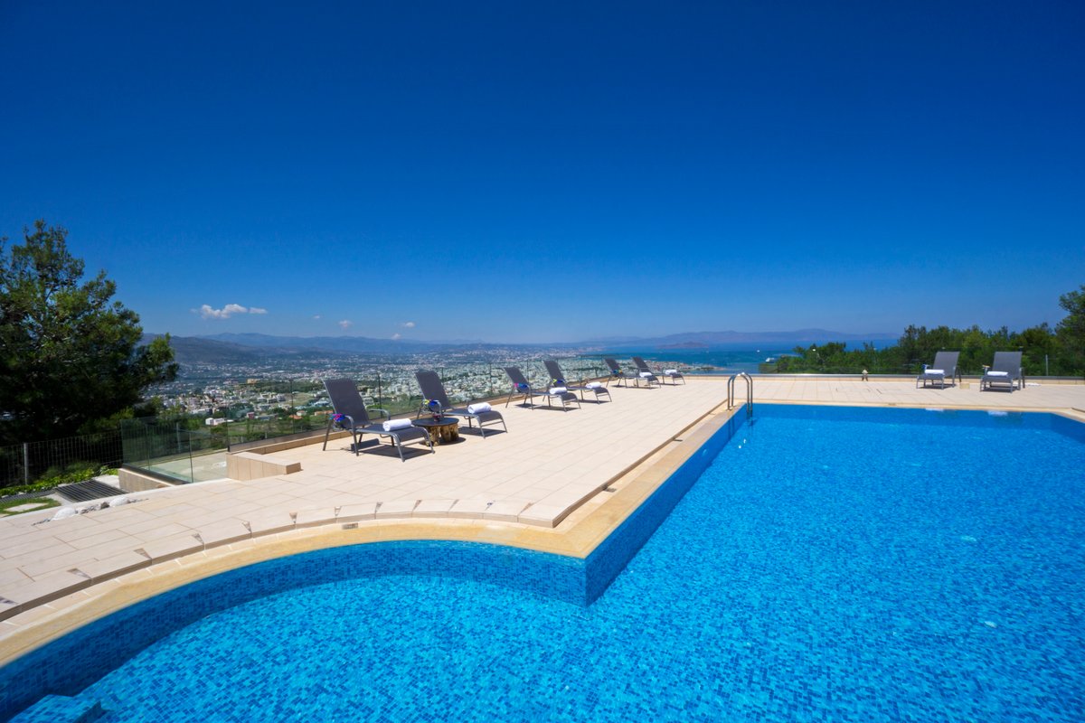 Golden Key Villa, 13 BD, private pool, sea views!