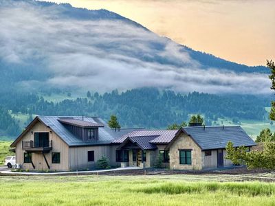 New! Big Sky Luxury | Mountain Views + Hot Tub