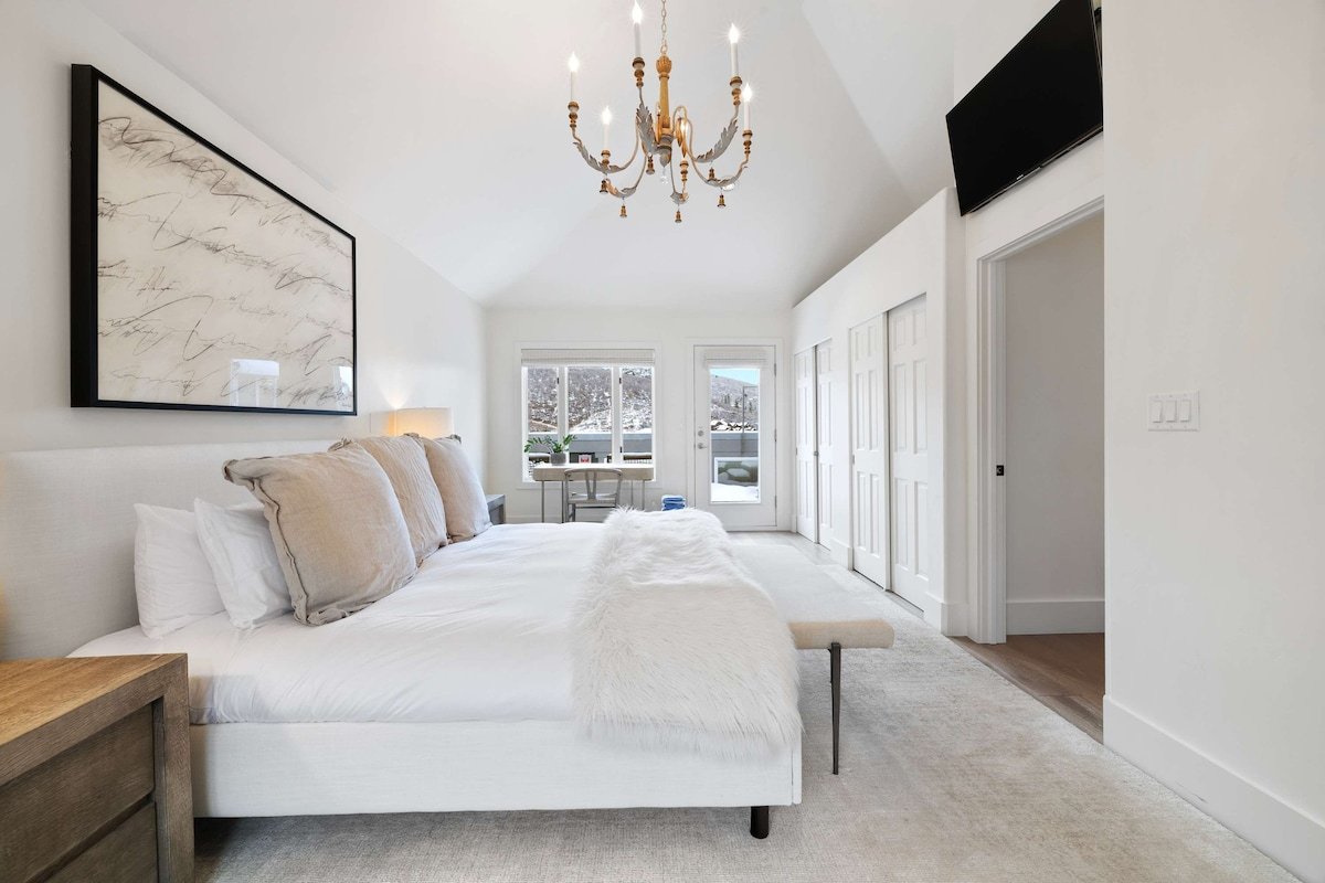 Chic Park City Retreat with Hot Tub Near Town Lift gallery image 4