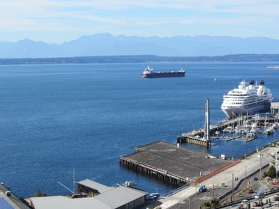 Harbor Steps~~A block to Pike Place! Water Views!