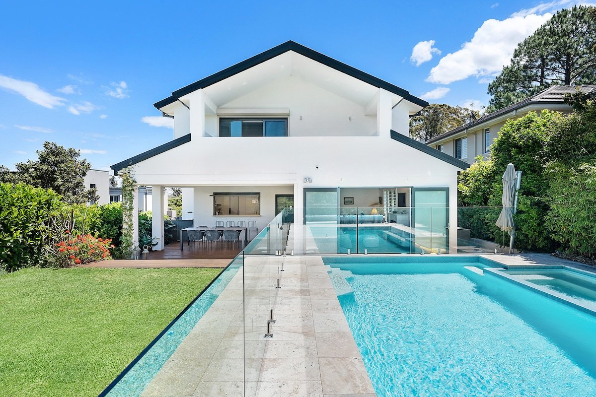 Villa Royale with Pool gallery image 2