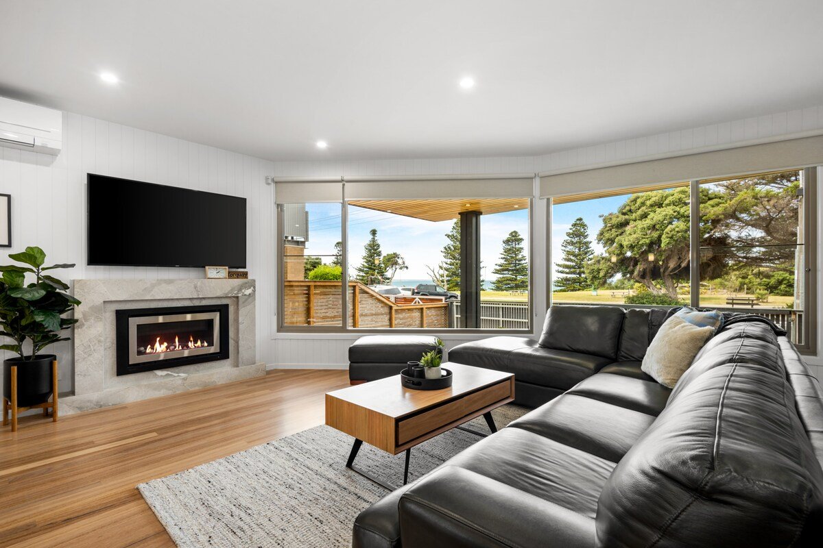 Beach Front Bliss with an Outdoor Spa! gallery image 2