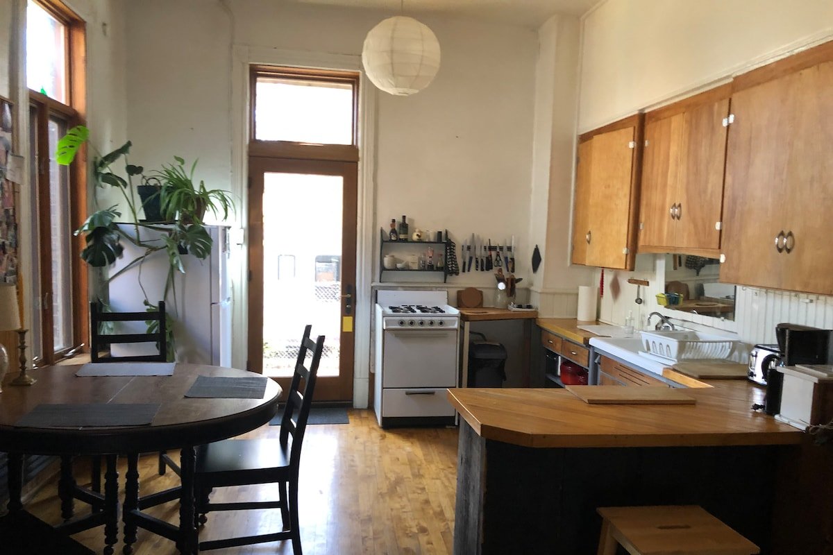 Charming Plateau Home “Fleur du Lits” gallery image 3