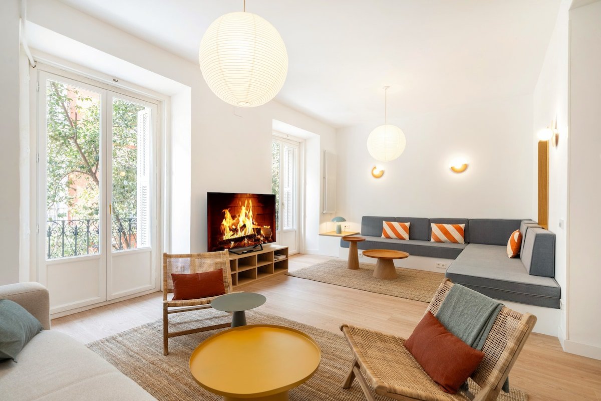 Chueca Fuencarral 12 pax – 5 Bdrms 5 Baths gallery image 2