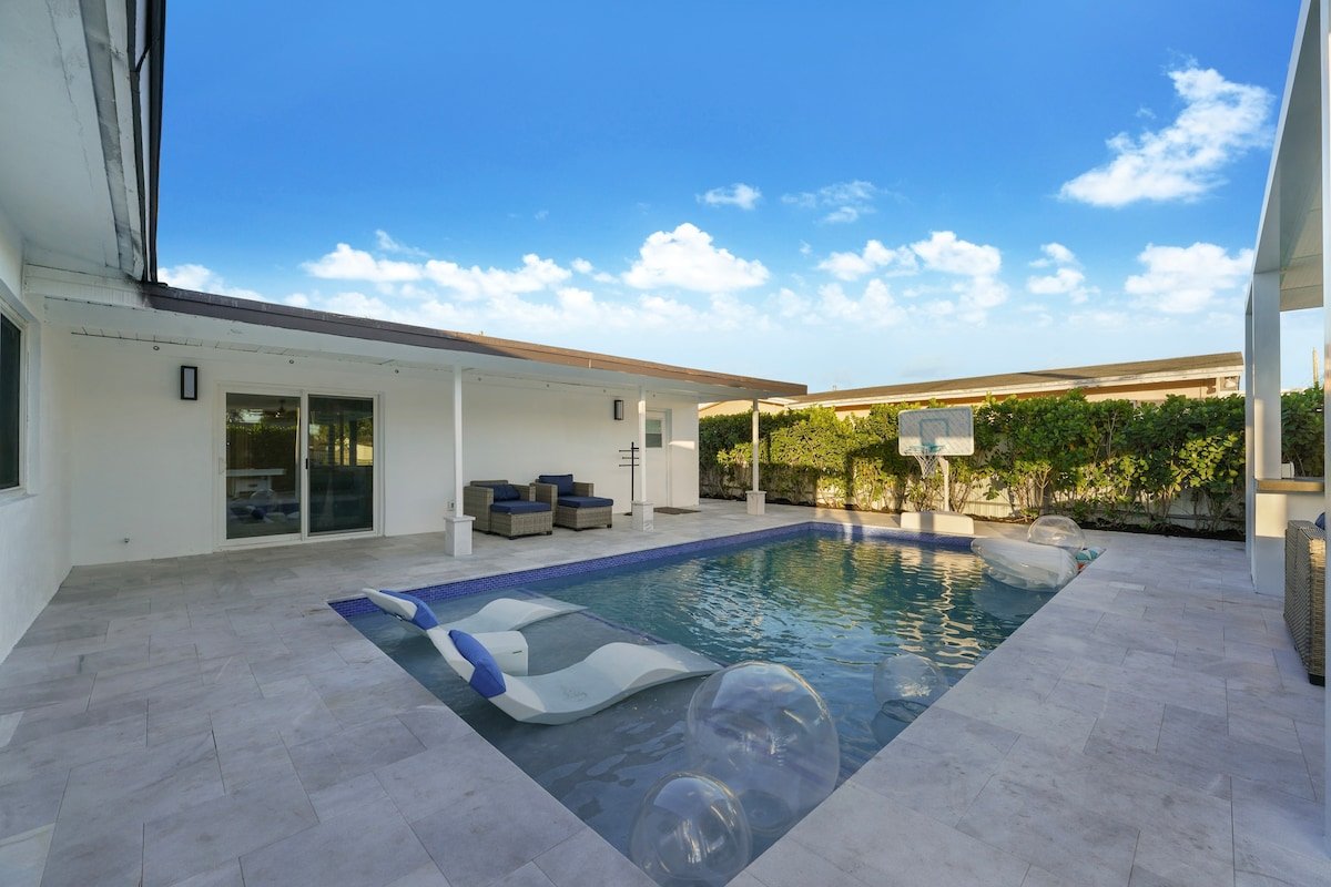 Luxe Oasis, Heated Salt pool, Hot Tub + Sauna gallery image 5