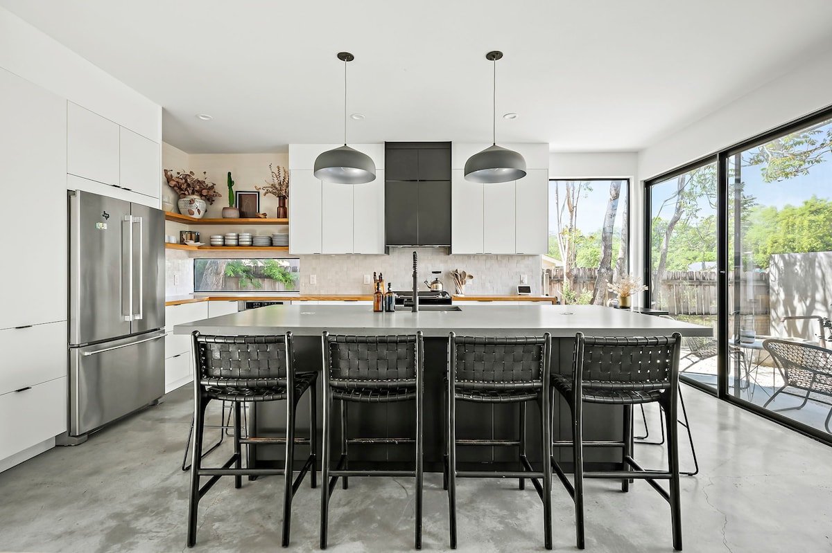 Rooftop Deck, DT City Views, Modern Eastside Oasis gallery image 3