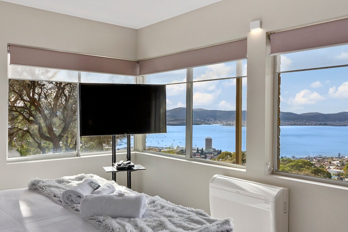 Spectacular Views – 2 Bedrooms – Free Parking gallery image 4