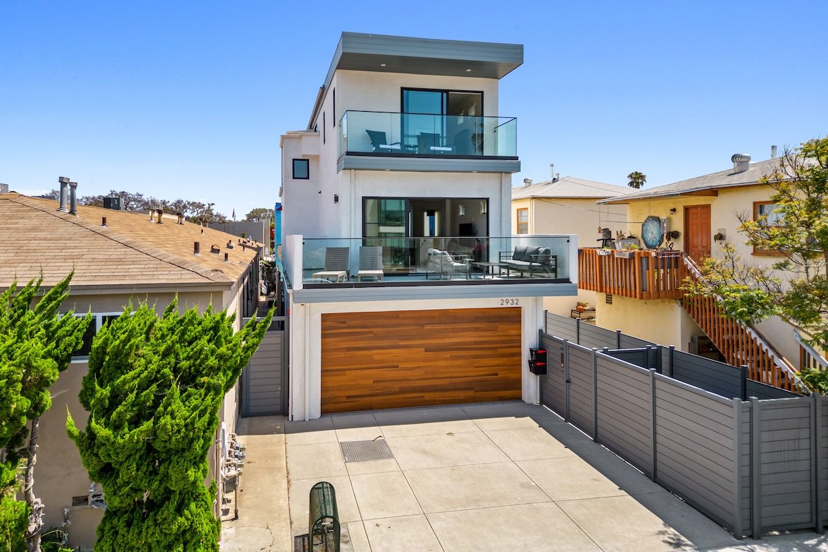 San Diego! Sleeps 12! Walk to Restaurants! 3 decks gallery image 2