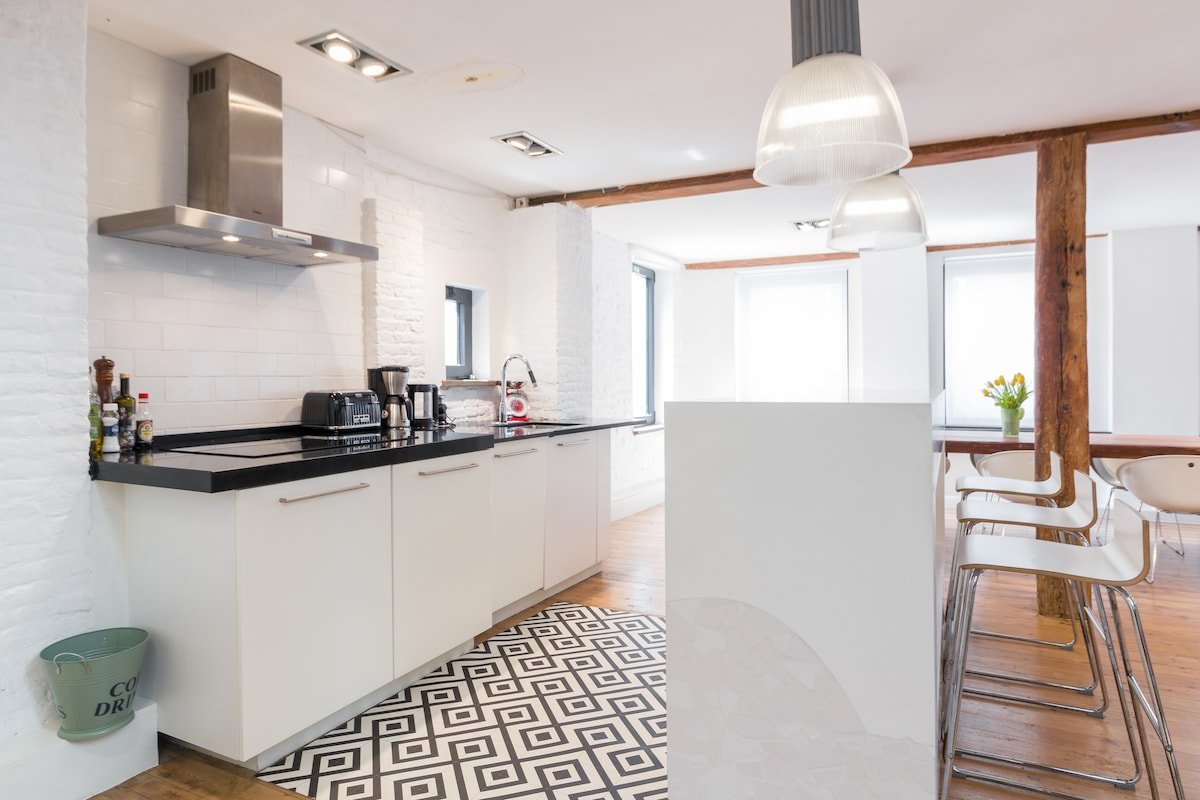 Big trendy loft, free parking, nearby city centre gallery image 5