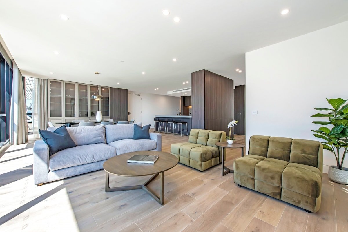 Spectacular Penthouse with City and Bay Views gallery image 2