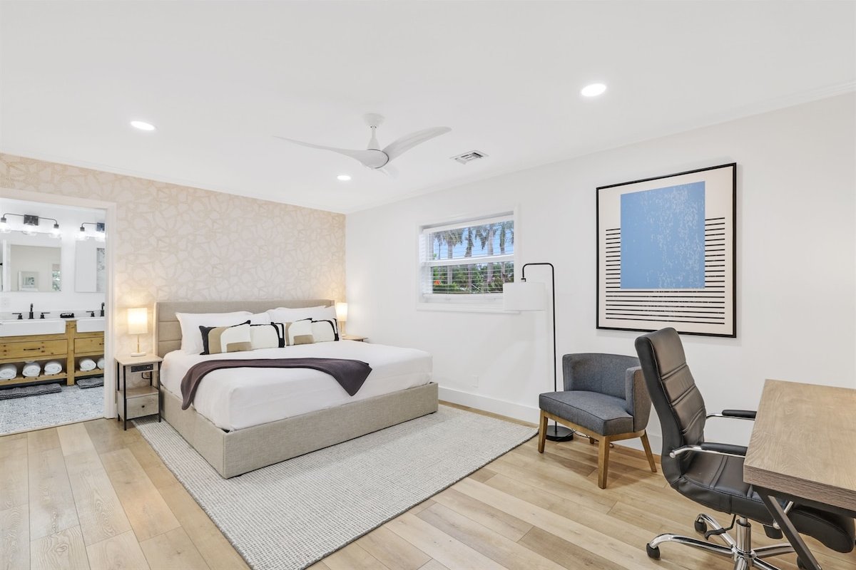 702A Waterfront Villa – Pool, Tiki Hut & Putting gallery image 2