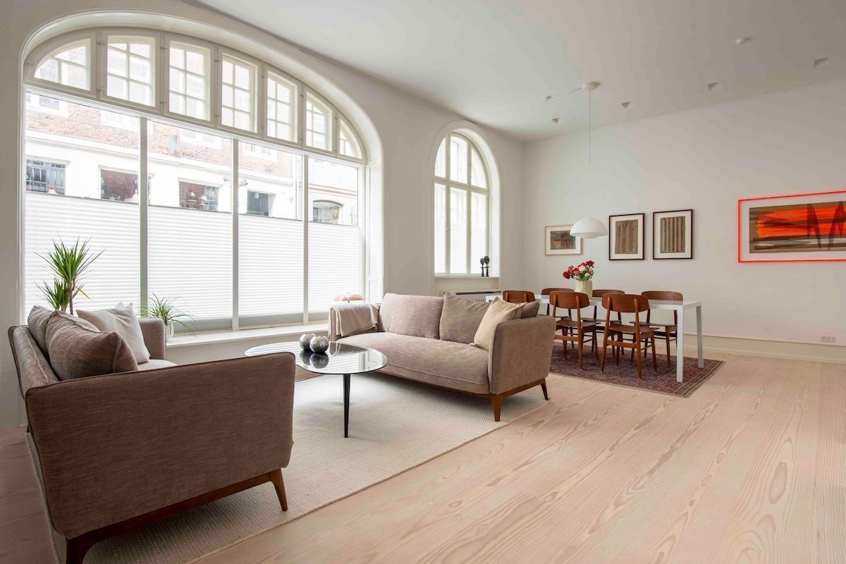 Top central / Private Luxury Suite / Art Gallery gallery image 3