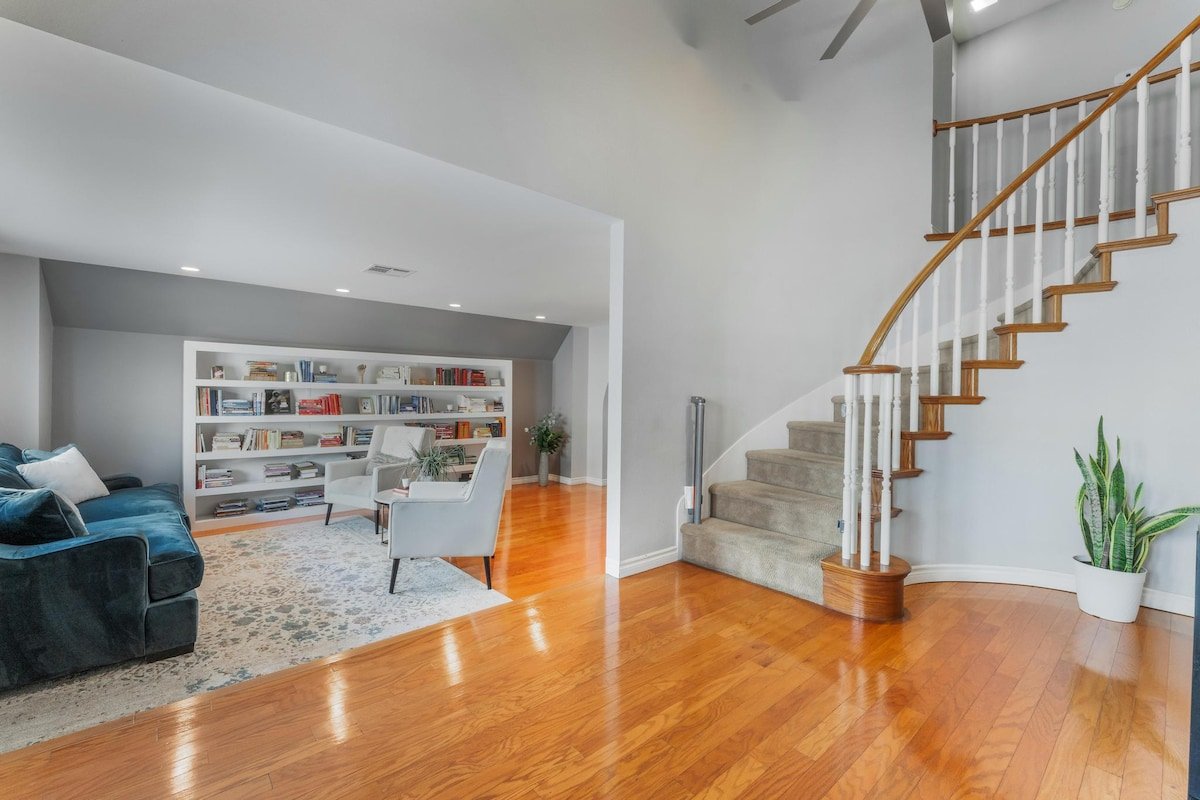 5bedroom By Strip & Airport w/ King Beds! gallery image 4