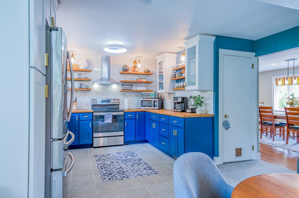 *2 Kings* Hot Tub* Game Room* 5 Miles to Downtown gallery image 3