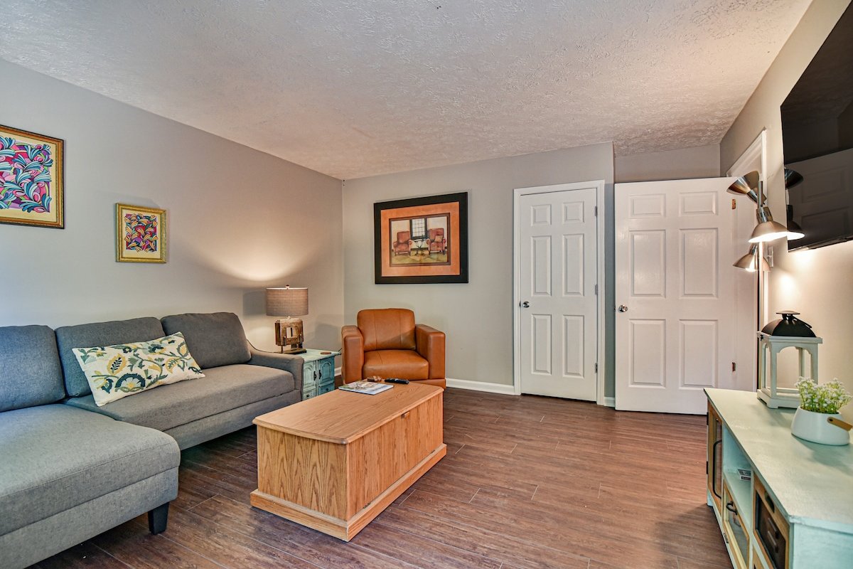 Indoor Hot Tub & fire pit, 6 mi to downtown AVL gallery image 4