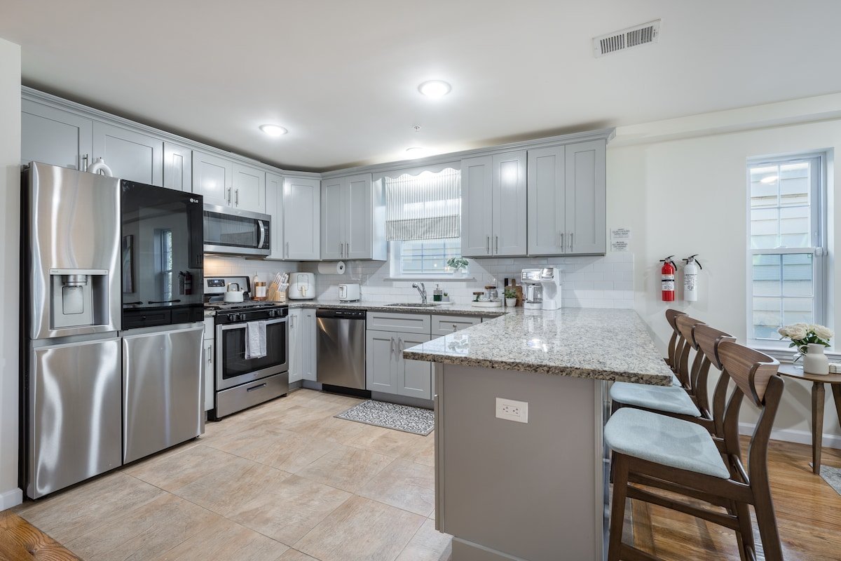 Spacious 3BR with Free Parking Near NYC gallery image 4