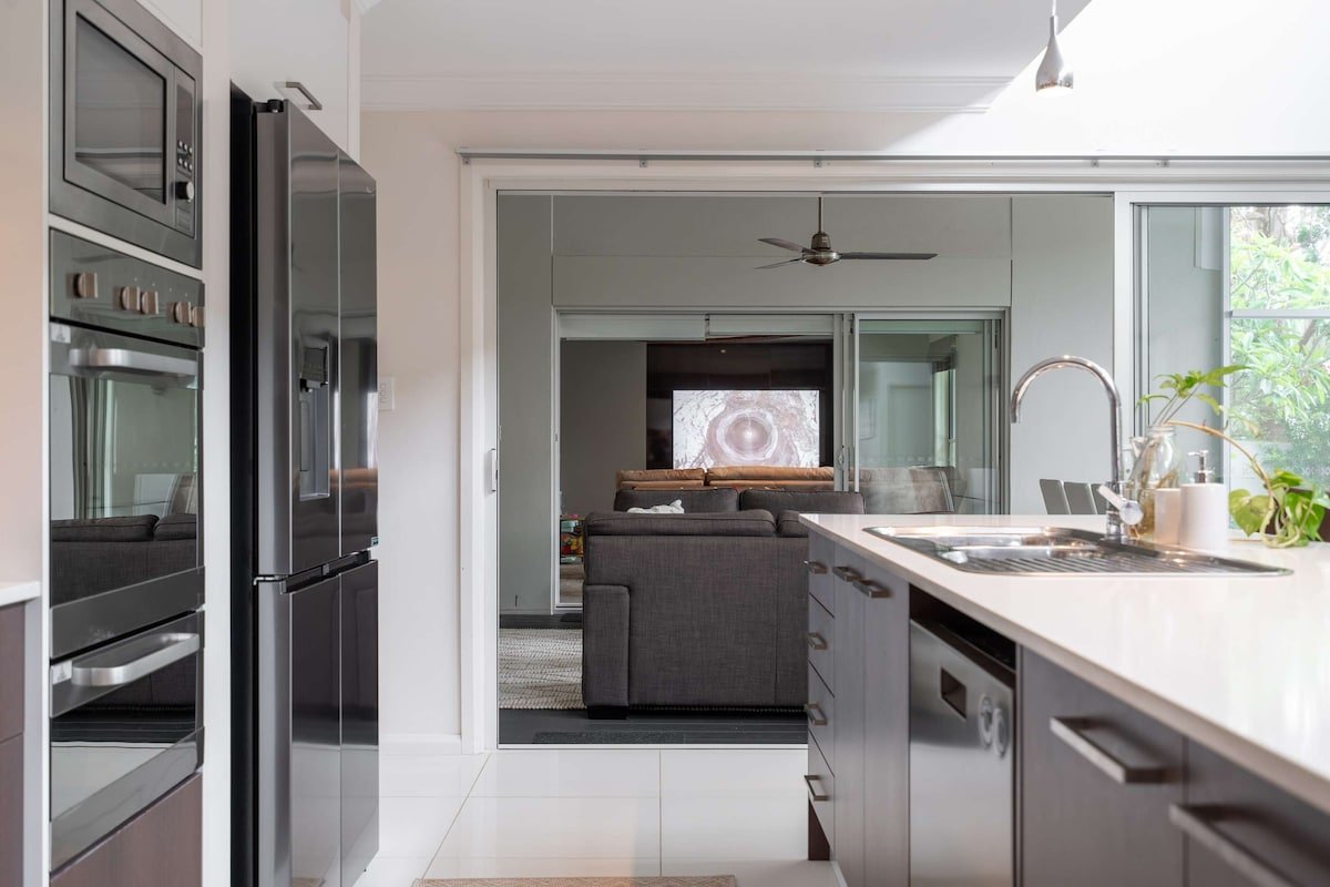 8 min to beach, Sleeps 12 + Pets gallery image 5