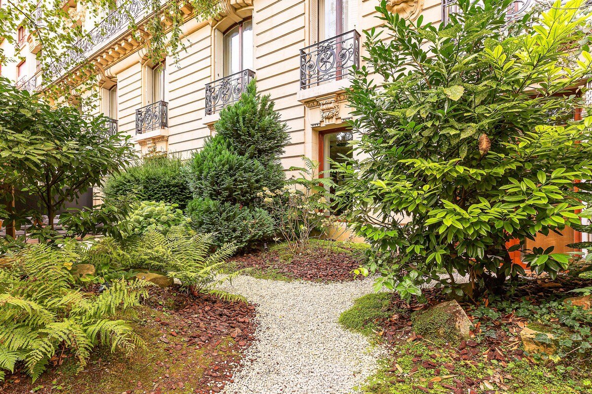 Par051 – Luxury apartment with garden Avenue Foch gallery image 2