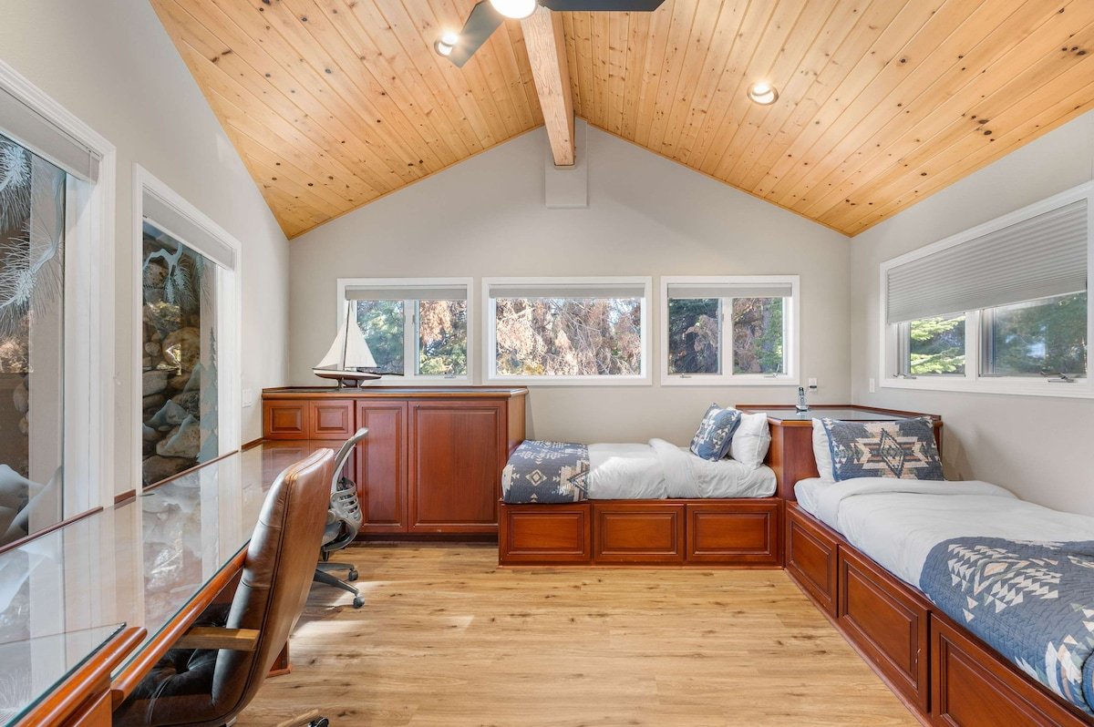 Luxury Tahoe Vacation Rental w/HotTub & Lake Views gallery image 5