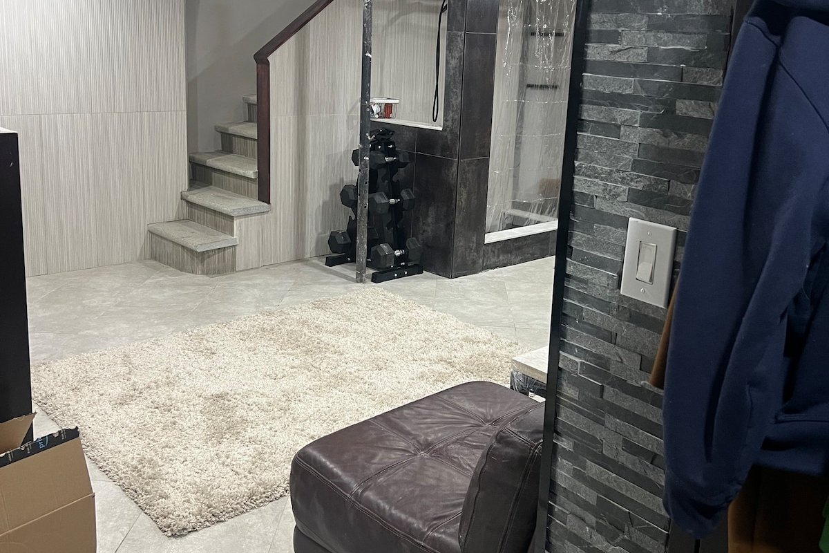 3 Freshly Renovated Flats 1 House! gallery image 5