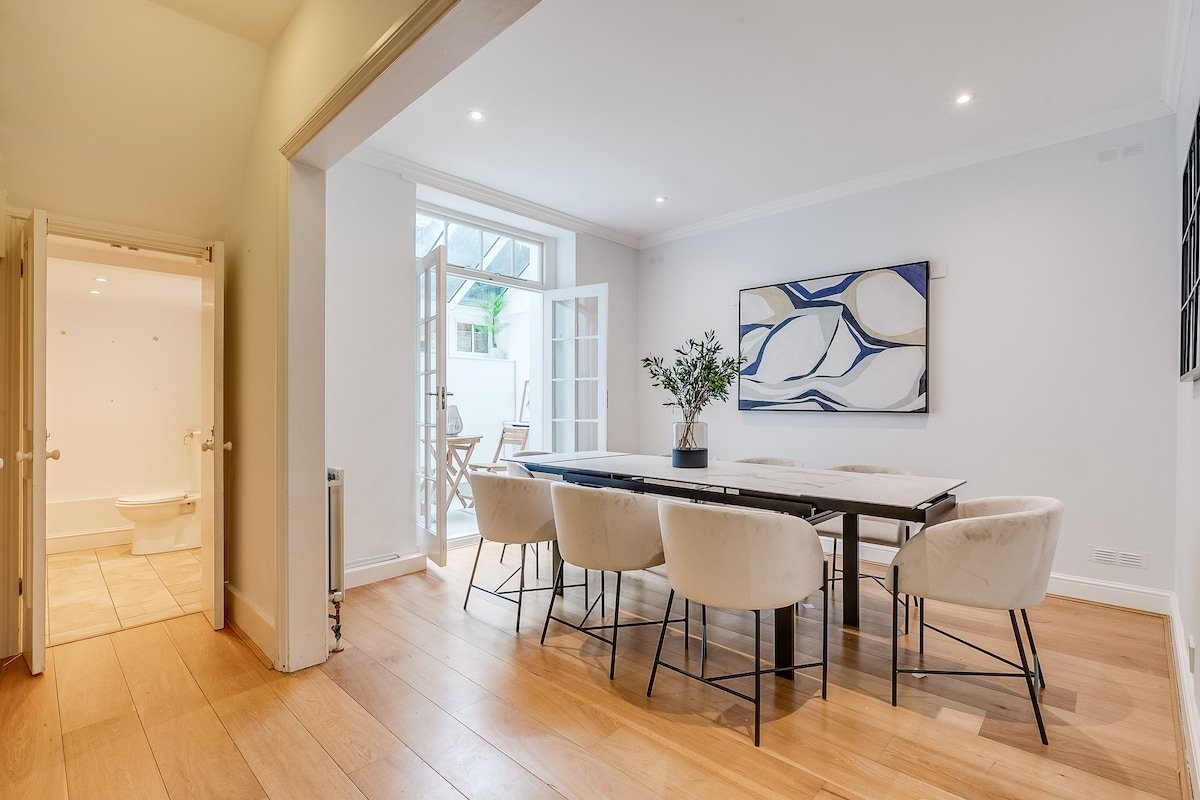 Belgravia – Charming Spacious 4 Bed Home for 9 gallery image 3