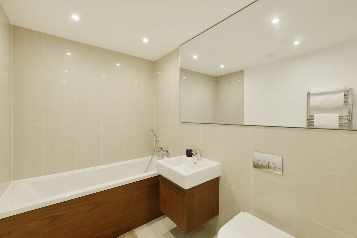 Homely, Modern, 2bed 2bath, SW1 gallery image 5