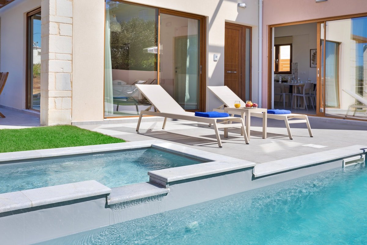 Urban Villa II, 8 BD, 10 BA, 300m from sandy beach gallery image 4