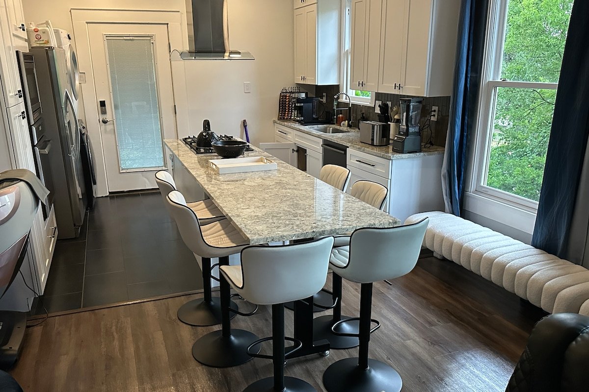 Walk to UT|100″ TV|Massage Chair|King Beds|Themes gallery image 5