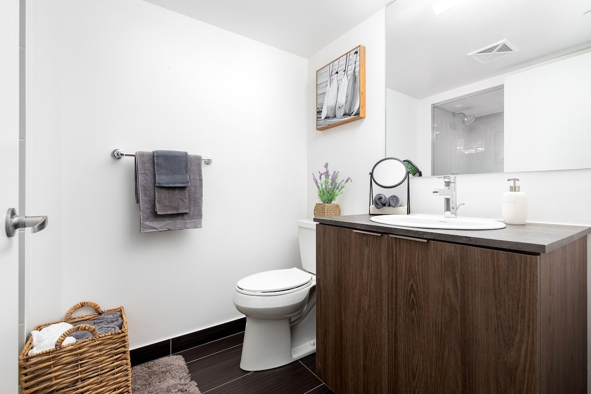 Sleek 2BR w 2BA walk to UofT! Sleeps 5 – 3 Beds gallery image 3