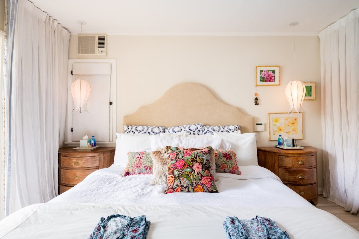 Lounge by the Pool at a Zen Oasis in Trendy Miracle Mile gallery image 4