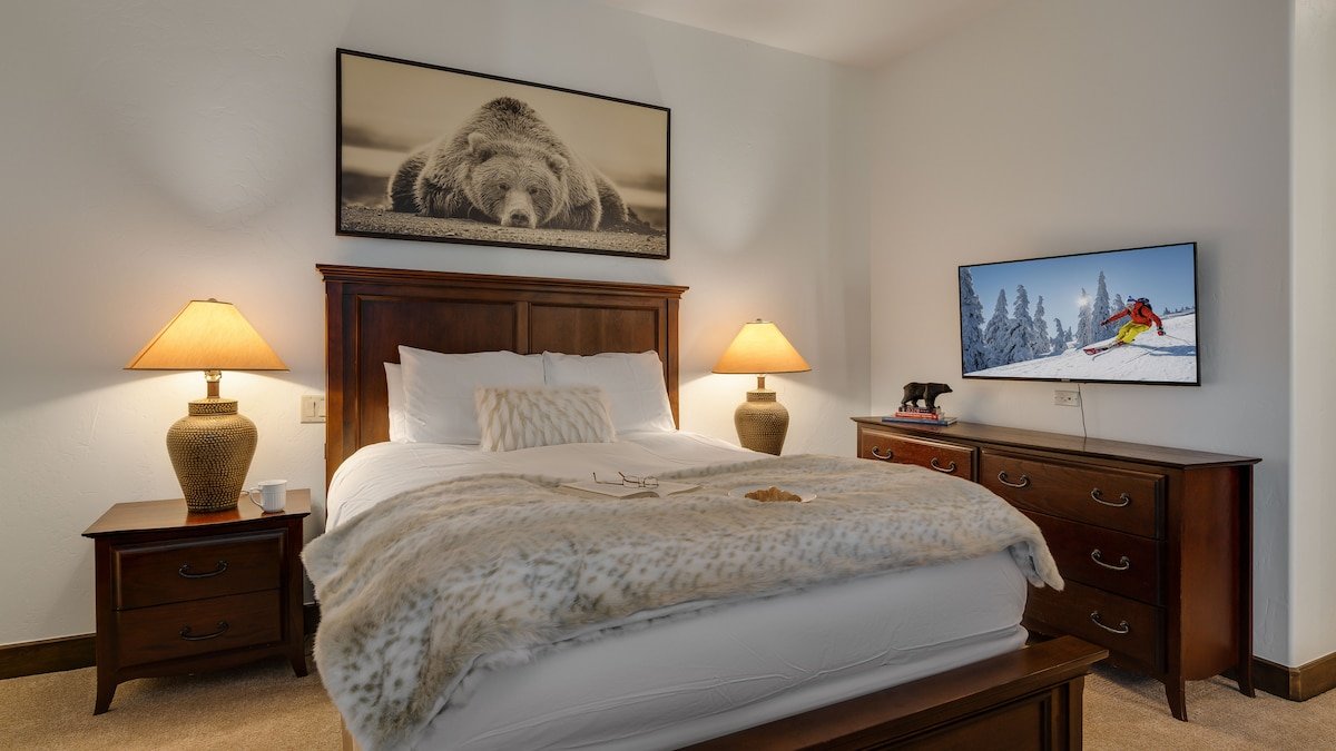 Hot Tub + Ski Shuttle – Switchback Lodge gallery image 4