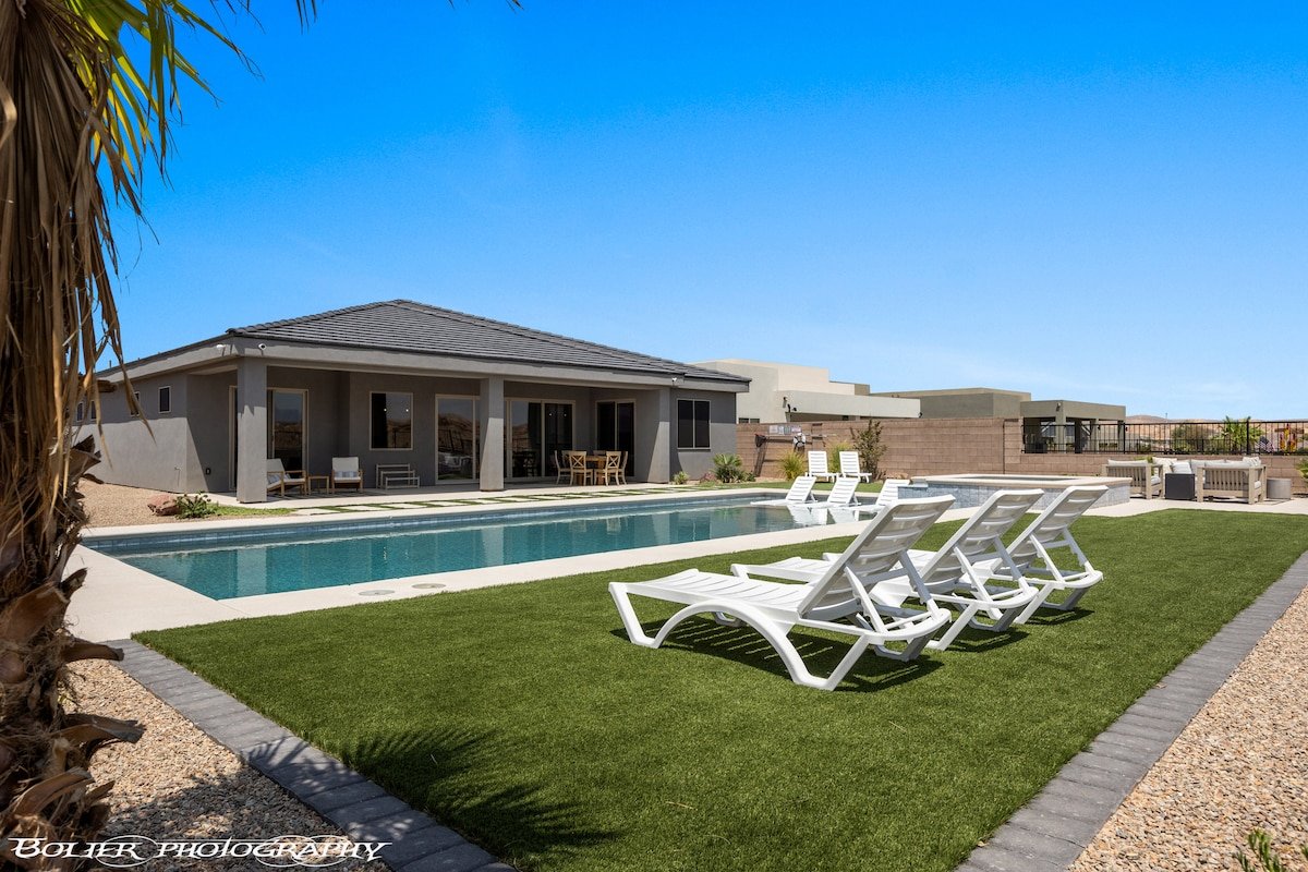 Mountains and Saltwater Pool gallery image 4