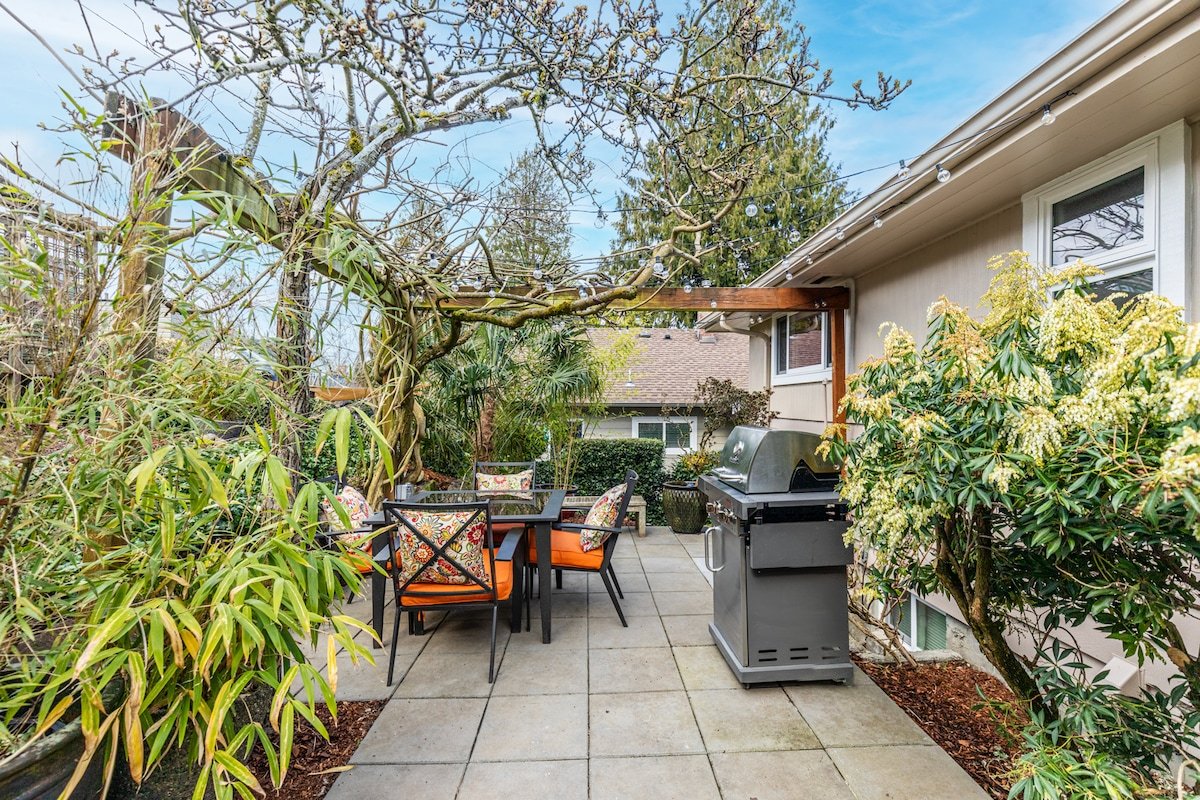 Lake Washington View Home with Hot Tub BBQ Garden gallery image 5