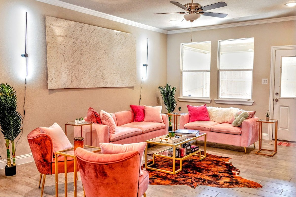 3 min to Stockyards gallery image 2