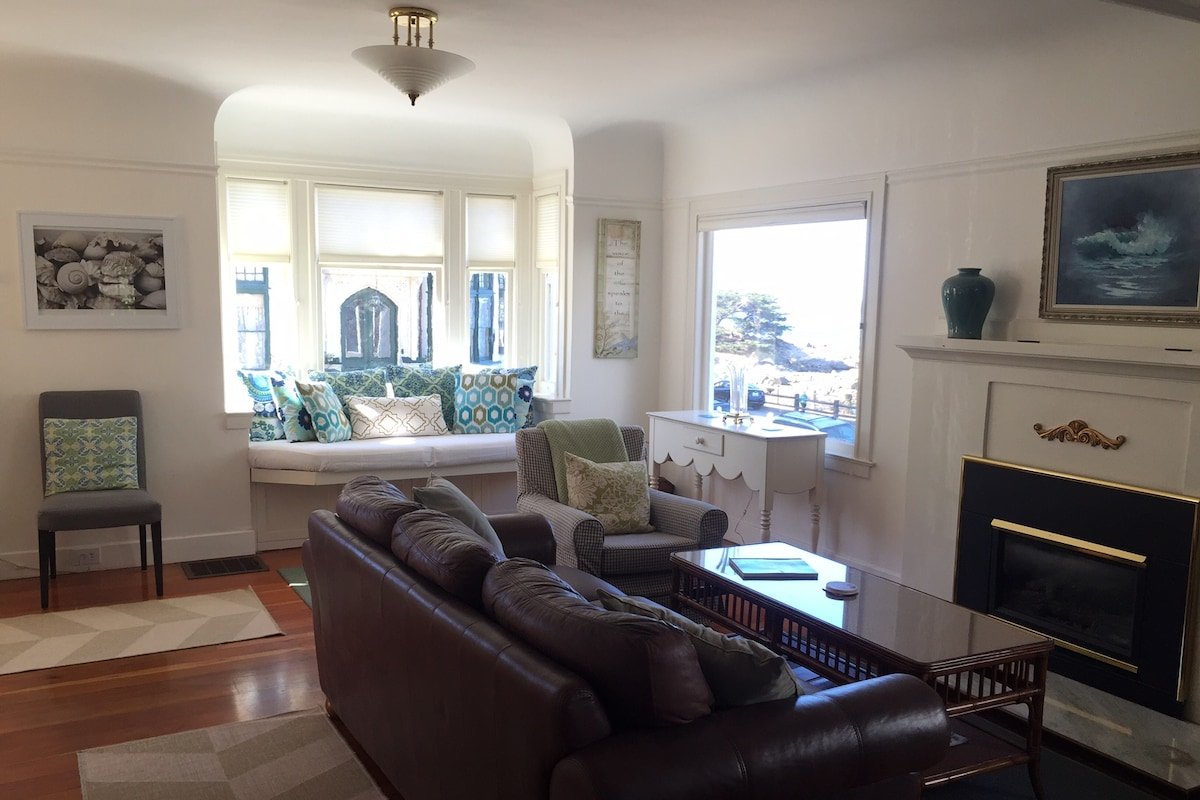 3118 Yellow House Main – Walk to the Aquarium! gallery image 4