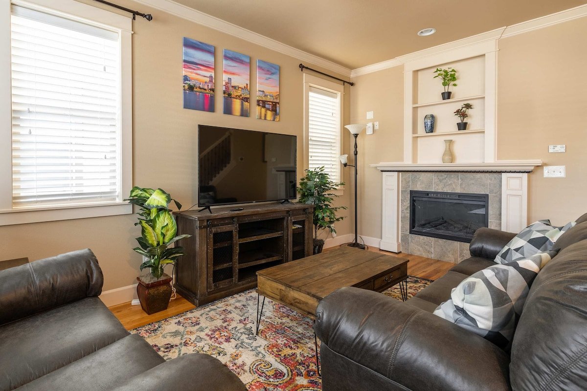 Luxury Home • Great Location • 4BR • Sleeps 12 gallery image 4