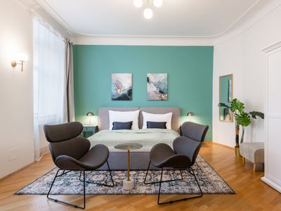 Superior 4BDR Apartment Steps from Charles Bridge