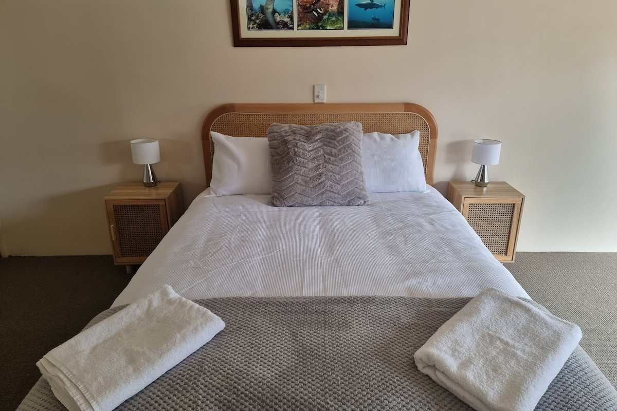 Estuary water views 4bedroom home with pool gallery image 4