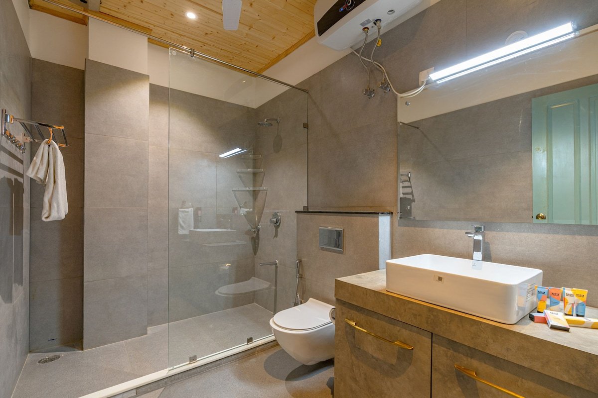 9BR Aykon Estate W/Pvt Outdoor Pool in Kasauli gallery image 2