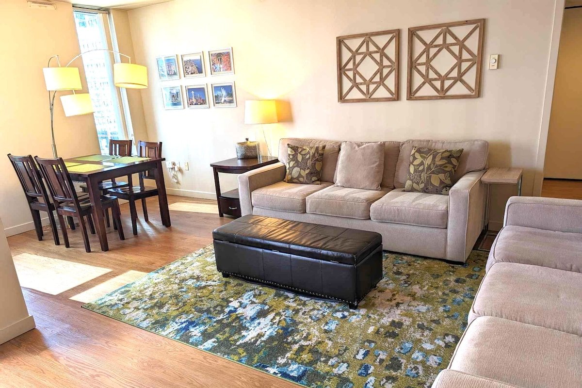 Huge at Harbor Steps ~ Pike Pl Market (6 ad max) gallery image 3