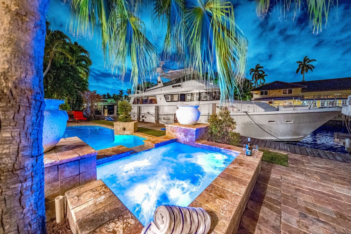 Heated Pool & Hot Tub! Waterfront Antique/Vintage! gallery image 4