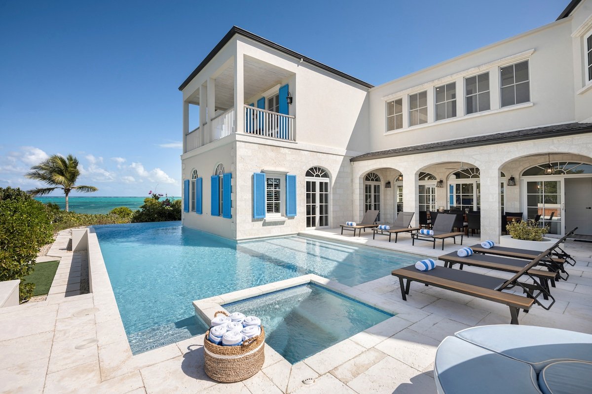 Villa Azzurra – 6 Bedroom Grace Bay Retreat gallery image 2