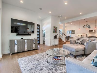 Upscale on S. Lamar- garage, gated yard w/dog door